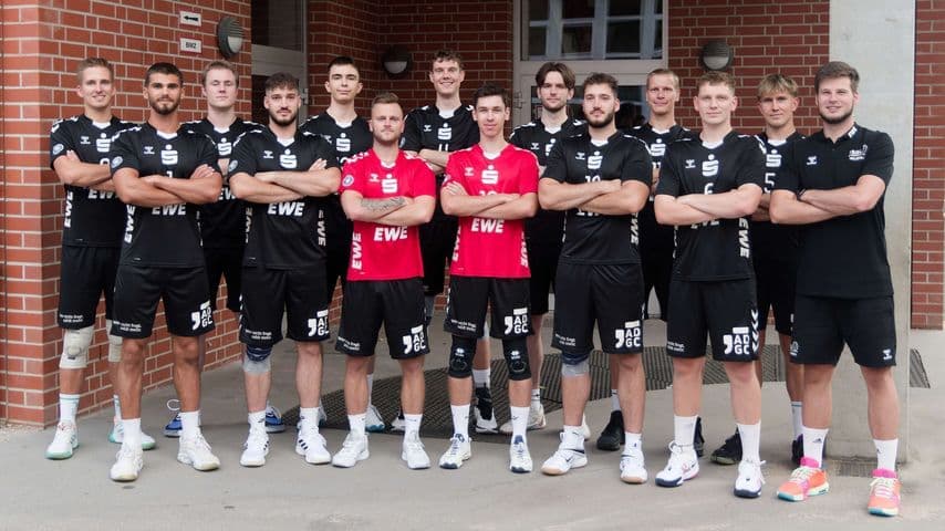 Kader der ersten Mannschaft für die Saison 2024/25: v.l.n.r. Bruno Wöhlke, Bastian Belkin, Lorenz Klatt, Dustin Ruf, Tim Schmidt, Pascal Haase, Adrian Zetzsche, Maximilian Franz, Tomek Groß, Darryl Ruf, Adrian Worlitzer, Ole Irrmisch, Sebastian Triller und Maximilian Fromm (Trainer)